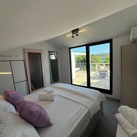 فيلة Beachfront Pantana