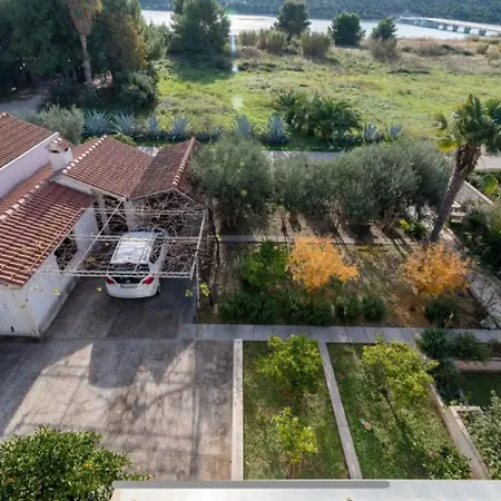 Beachfront Retreat Villa Traù