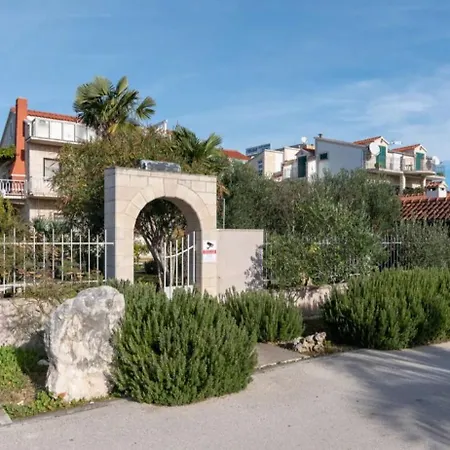 Beachfront Retreat Traù