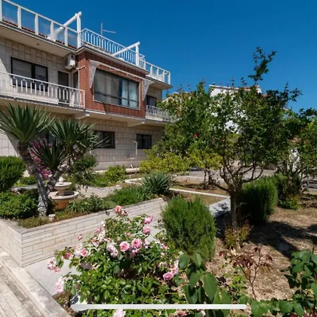 Beachfront Retreat * Traù