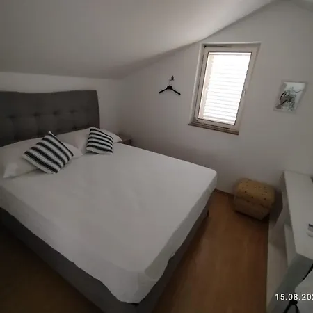 Beachfront Retreat Traù