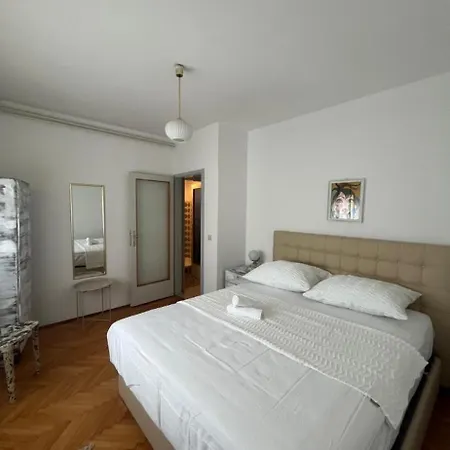Villa Beachfront Retreat Traù