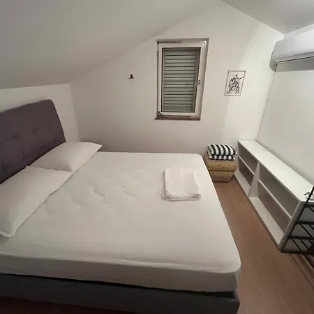 Beachfront Retreat Traù