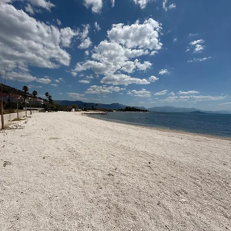 Beachfront Retreat Villa Traù